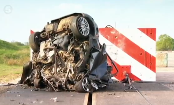 Un Ford Focus estrellándose contra un muro de hormigón a 195 km/h