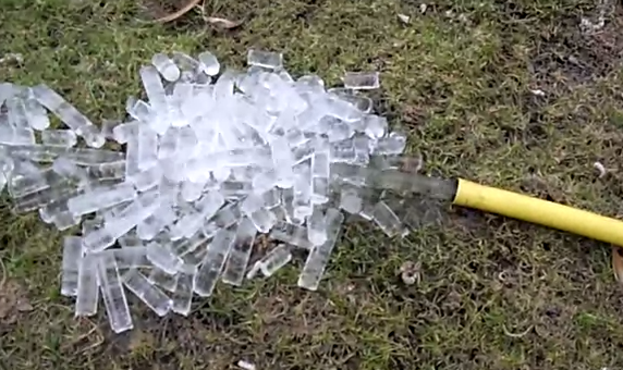 Hielo en cilindros con una manguera expuesta al frío