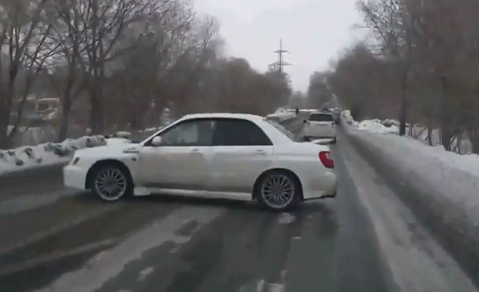 Subaru Impreza adelantando de una forma poco convencional