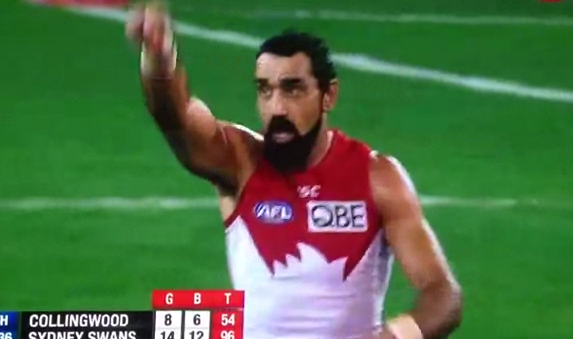 El jugador Adam Goodes señala a una espectadora racista y la echan del estadio