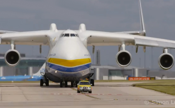 Despegue del Antonov An-225, el avión más grande del mundo