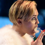 Miley Cyrus se fuma un porro en el escenario en los MTV EMA 2013