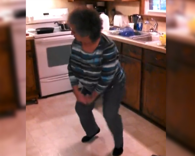 Abuela bailando el ''Ice Ice Baby'' mientras cocina