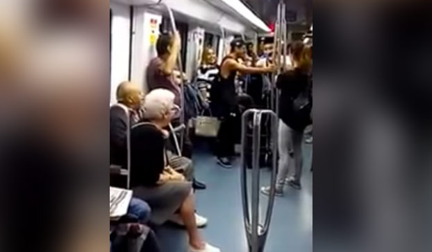 abuelos-bailando-rap-metro-barcelona