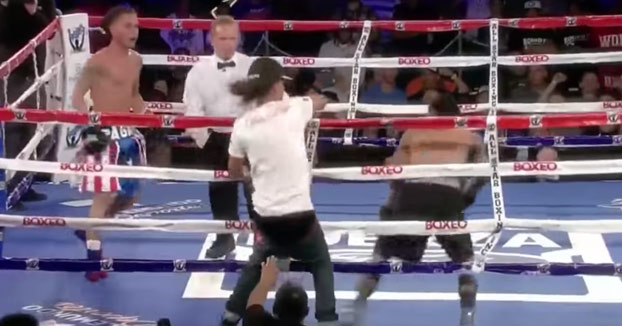 Un aficionado salta en pleno combate de boxeo para salvarle del KO