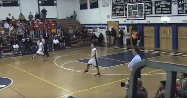 Dos jugadores de baloncesto que son gemelos reaccionan igual en mitad de un partido