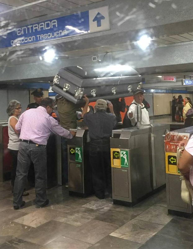 Varios viajeros entran al metro con un ataúd porque no tenían dinero para pagar otro transporte