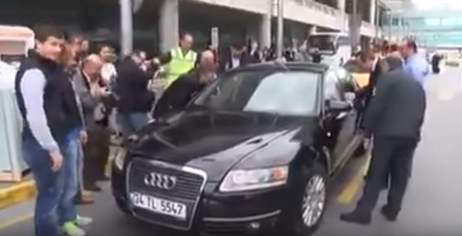 Un niño se queda encerrado dentro del coche con las llaves en el interior. Veamos cómo abren el coche...