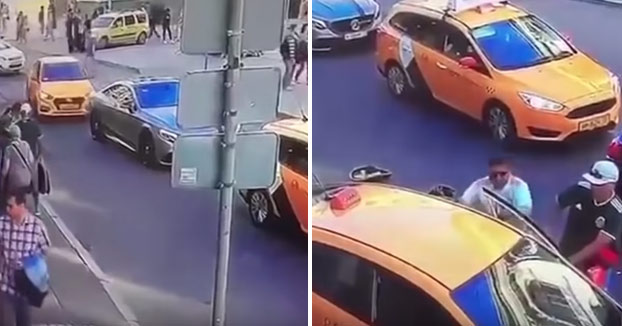 Un taxista atropella a varias personas en el centro de Moscú y sale del coche corriendo [Vídeo]