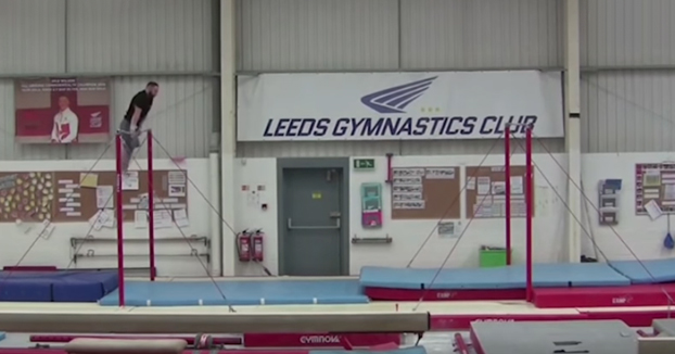 El gimnasta Ashley Watson consigue un récord Guinness haciendo un impresionante salto entre barras fijas