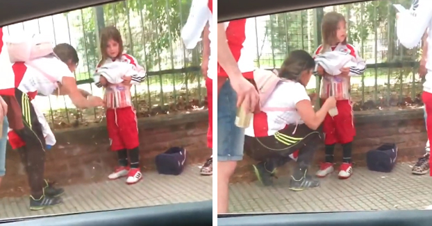 Una mujer llena de bengalas a una niña para así evitar los controles policiales y poder entrar al estadio con ellas