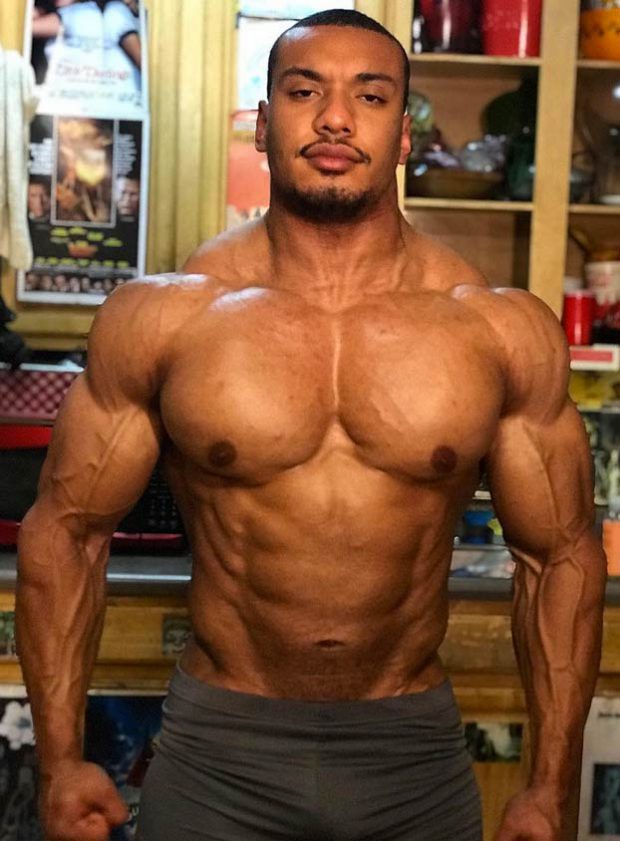 Larry Wheels, la nueva máquina del Powerlifting, levantando 110 kilos