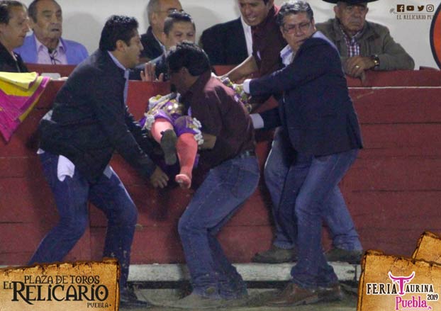 La torera Hilda Tenorio recibe al toro de rodillas y este la embiste golpeándole en la boca