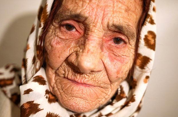 Esta mujer de 82 años lame los ojos de sus pacientes para limpiarlos y curar enfermedades