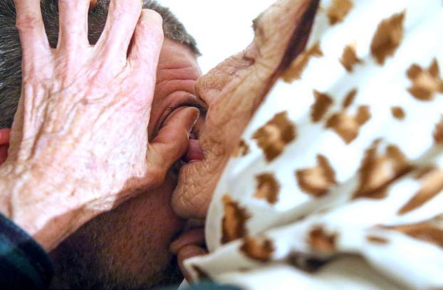 Esta mujer de 82 años lame los ojos de sus pacientes para limpiarlos y curar enfermedades