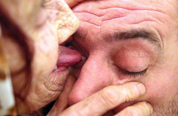 Esta mujer de 82 años lame los ojos de sus pacientes para limpiarlos y curar enfermedades