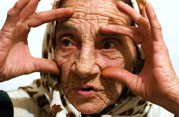 Esta mujer de 82 años lame los ojos de sus pacientes para limpiarlos y curar enfermedades