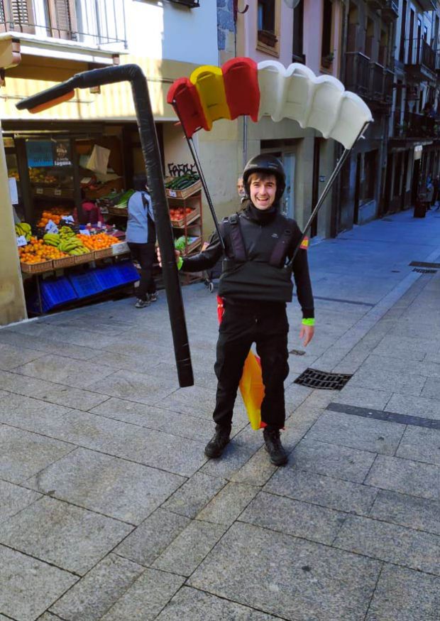 Disfraz De Paracaidista Enganchado En Una Farola