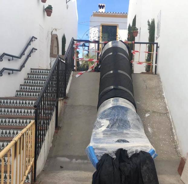 Nuevo tobogán en Estepona. El Ayuntamiento vuelve a colocar otro tras la polémica del año pasado