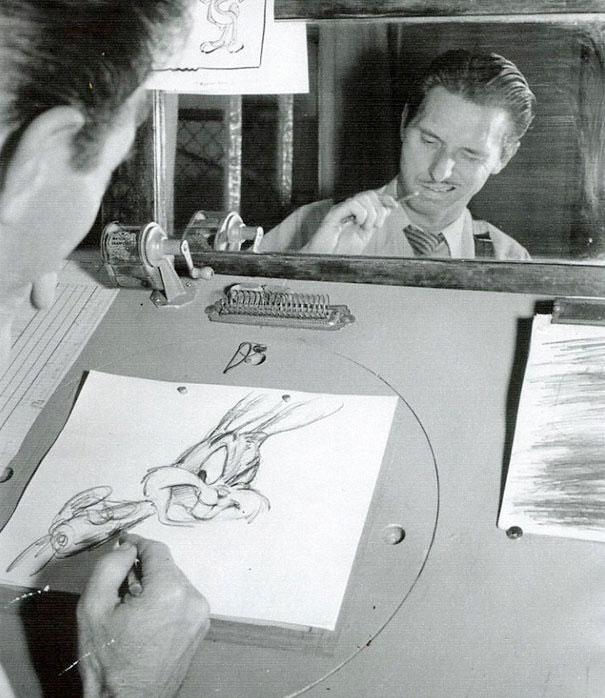 Animadores de Disney estudiando sus reflejos en el espejo para dibujar expresiones faciales de personajes clásicos