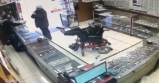 Un hombre manco en silla de ruedas atraca una joyería brasileña sosteniendo una pistola con los pies