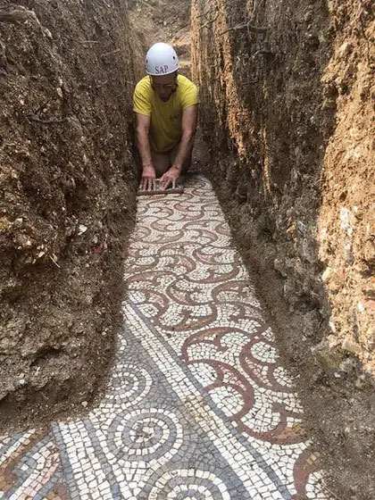 Arqueólogos italianos descubrieron en Verona un mosaico de la antigua Roma en perfecto estado