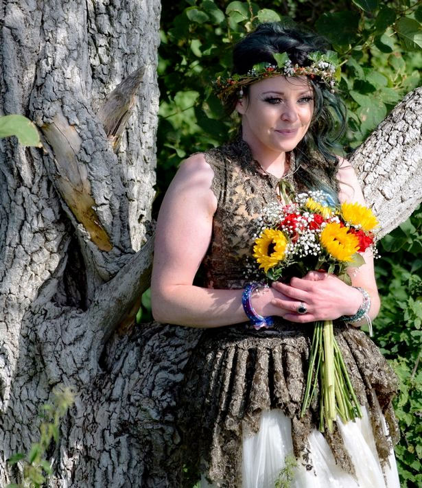 La mujer que se casó con un árbol celebra su primer aniversario y asegura que fue la mejor decisión de su vida