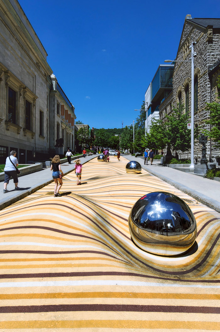 Dunas anamórficas pintadas sobre una calle totalmente plana en Montreal