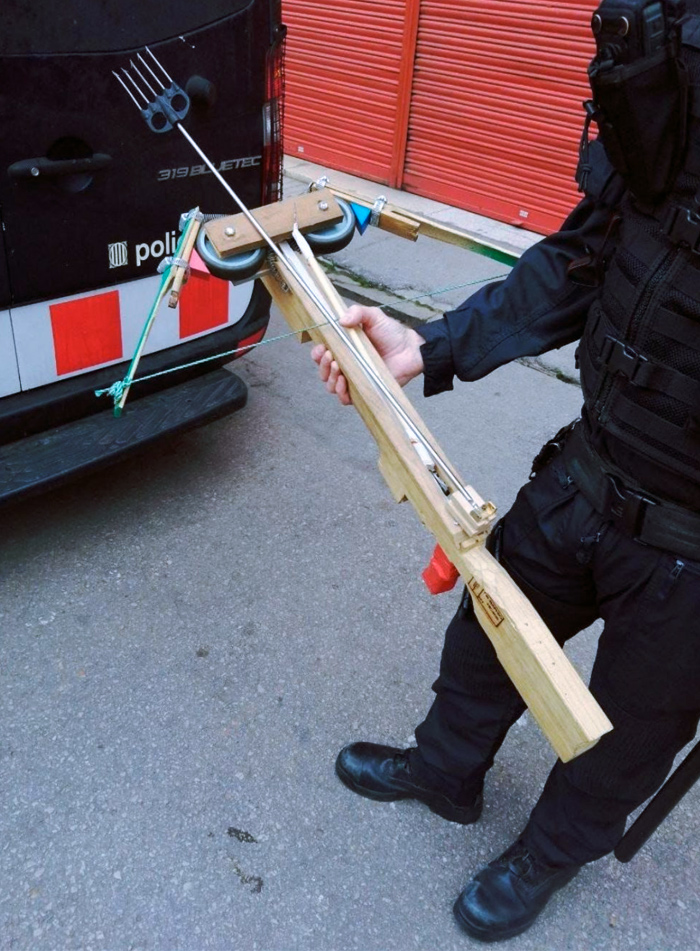 No, la ballesta de madera no fue requisada por los Mossos durante las manifestaciones por Pablo Hasél: Se incautó durante un desahucio