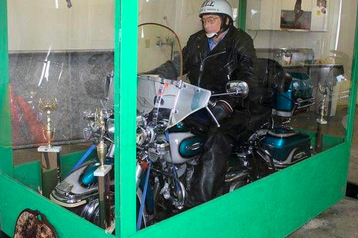 Este motero pidió ser enterrado sentado en su Harley Davidson en un ataúd de cristal para que sus amigos pudieran ver su último viaje
